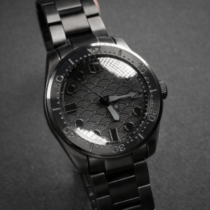 Seiko SKX007 mod with black dial, NH35 movement and blacked-out components