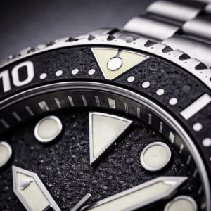 Dive watch bezel triangle marker at 12 o’clock with luminous pip