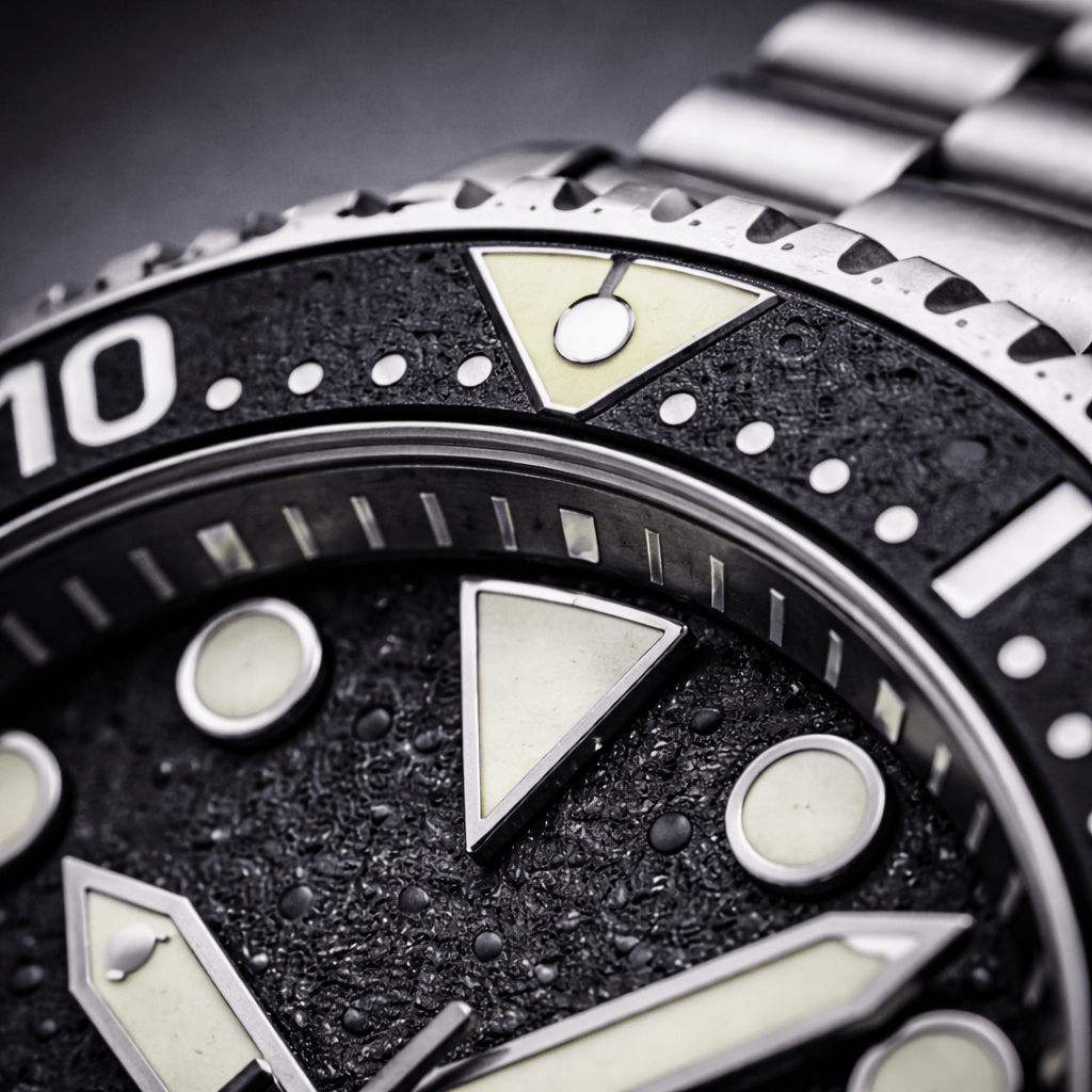 Dive watch bezel triangle marker at 12 o’clock with luminous pip